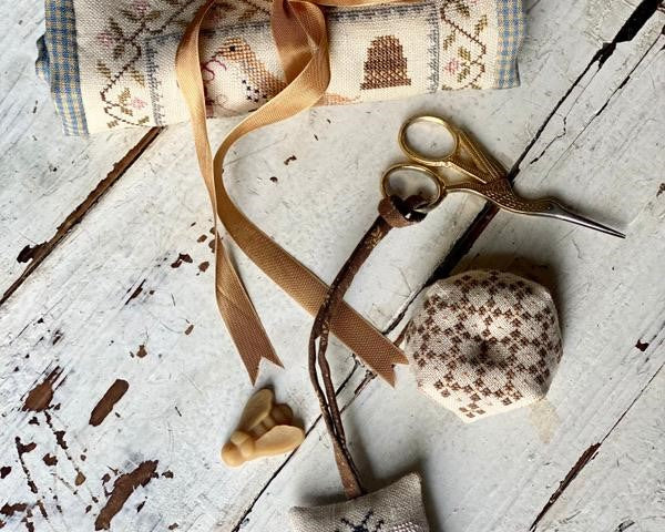 Stacy Nash Primitives - Bees & Birds Sewing Roll, Biscornu & Fob